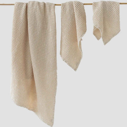 Sett med tre vaffelvevde håndklær i naturhvit (Vanilla) lin- og bomullsblanding (53 % lin, 47 % bomull). Inneholder ansiktshåndkle, håndhåndkle og badehåndkle i mykvasket, OEKO-TEX®-sertifisert kvalitet.