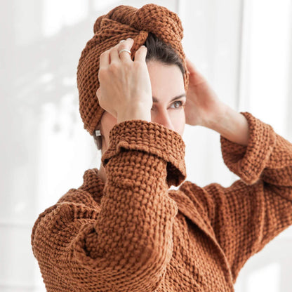 Linhårturban i fargen cinnamon i bruk – tykk, absorberende MagicLinen hårturban festet rundt vått hår.