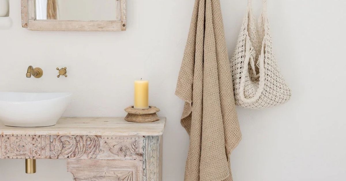MagicLinen lin-håndkle og Skar Organics bivokslys – naturlige produkter for et sunnere hjem uten skadelige kjemikalier.