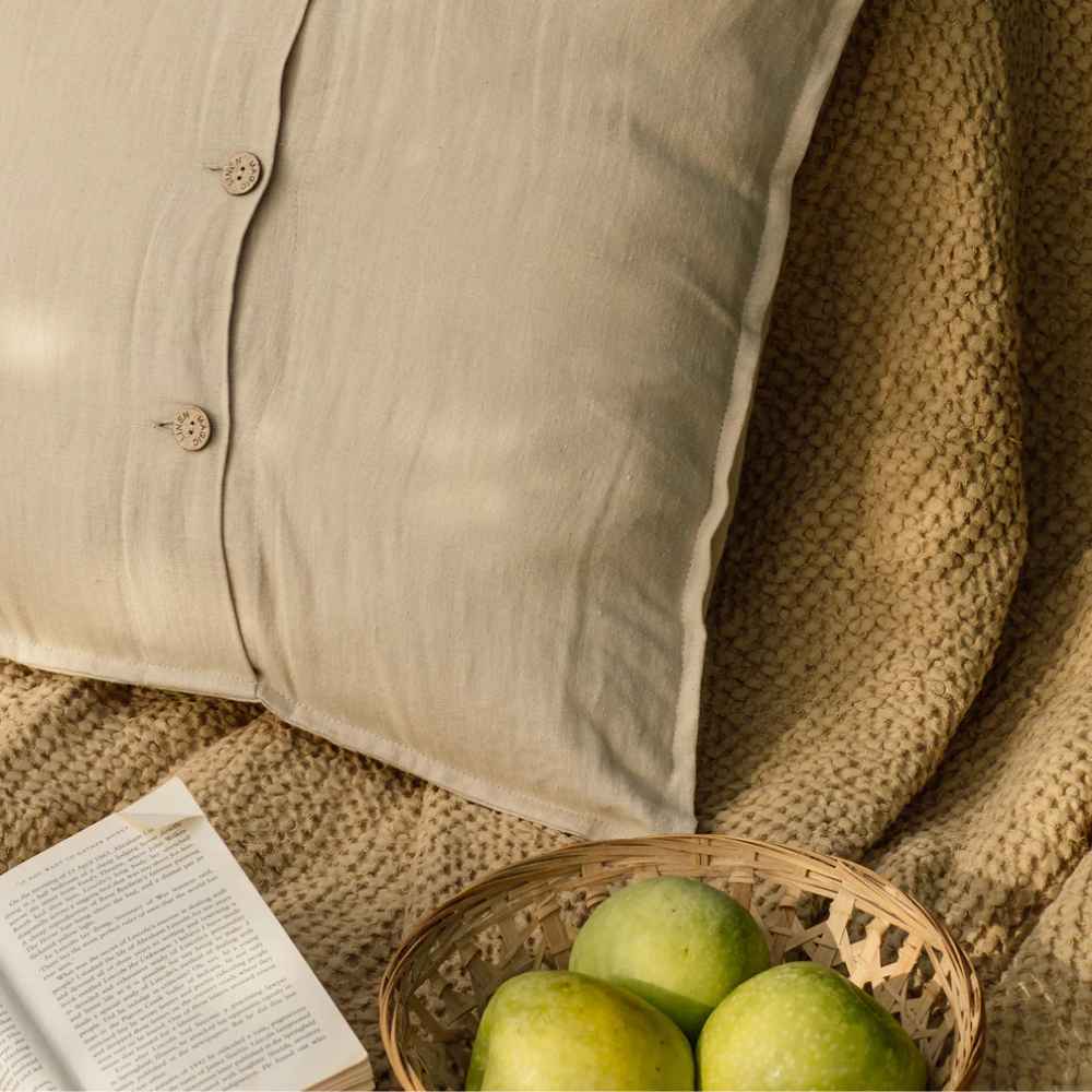 Beige linpute på vaffelvevd linpledd i lin og bomull.
