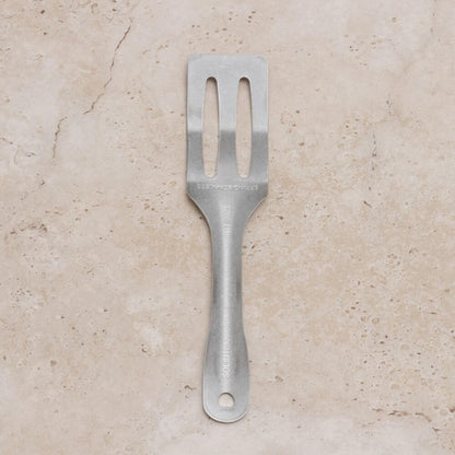Liten og fleksibel stekespade i fjærende rustfritt stål – perfekt til delikat mat som fisk, egg og pannekaker.
