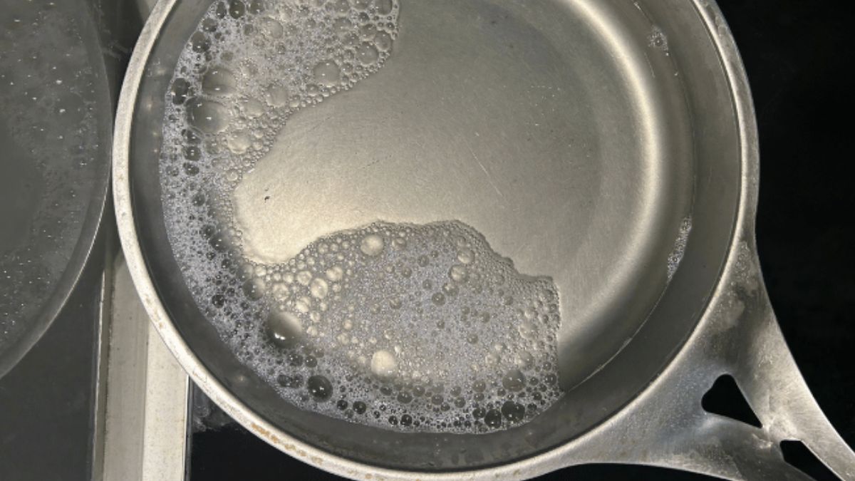 Fastbrente matrester løsnes med kokende såpevann i en nöni™-panne av nikkelfritt rustfritt stål