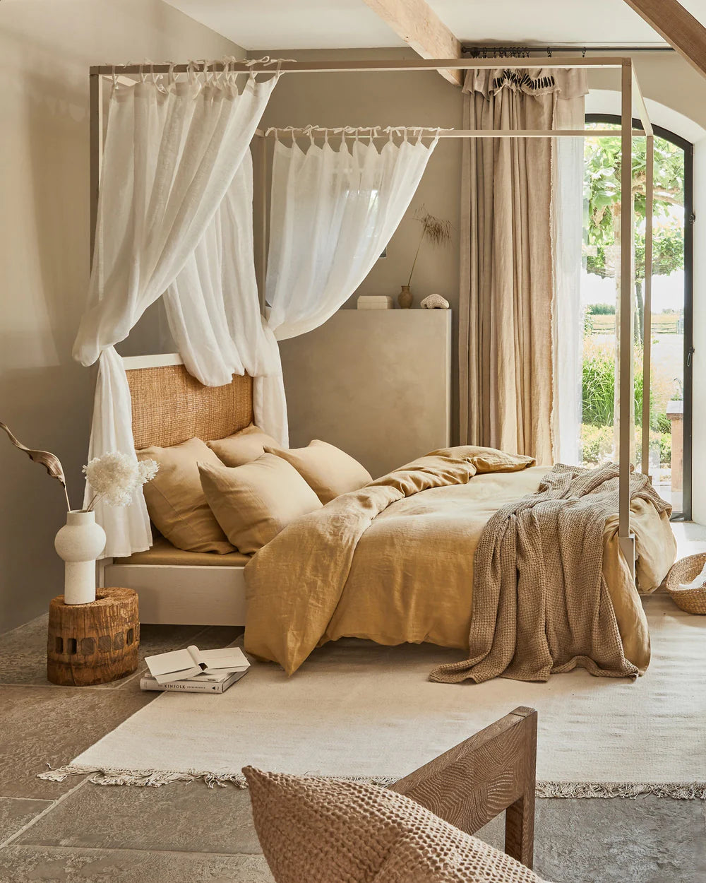 Luksuriøst soverom innredet med naturlige materialer som lin, tre og bomull, i rolige jordtoner for et sunt og harmonisk hjem.