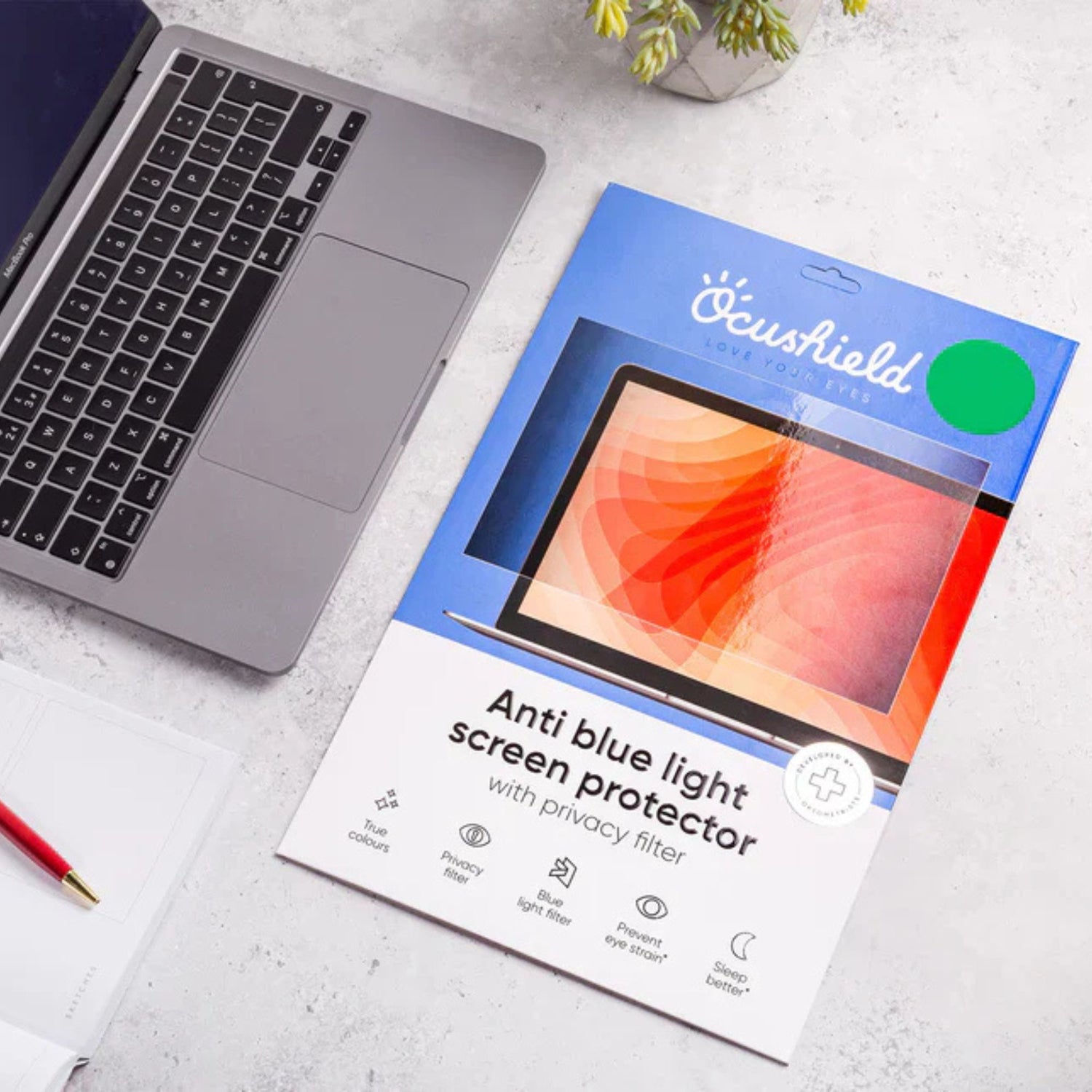 MacBook skjermfilter fra Ocushield som blokkerer skadelig blått lys og gir personvern. Ideell for hjemmekontor, studier og lange skjermøkter.