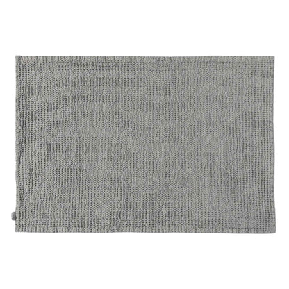 Waffle badematte i lys grå fra MagicLinen laget i myk og absorberende linblanding med strukturert tekstur.