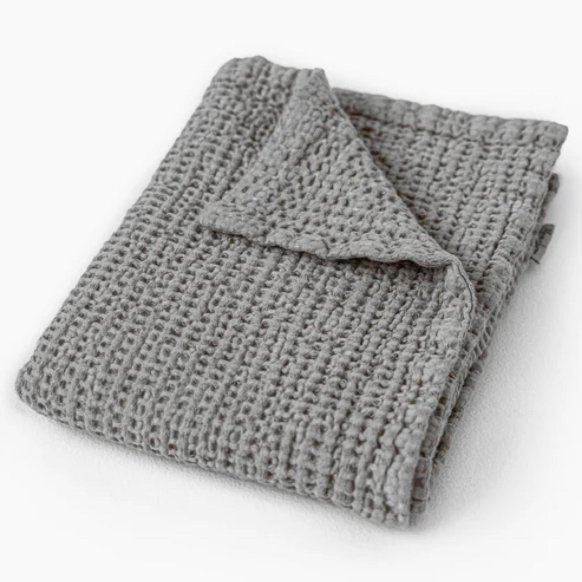 Detaljbilde av waffle badematte i lys grå fra MagicLinen, laget i mykt og absorberende lin for et naturlig og elegant baderom.