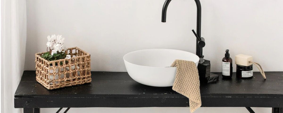 Beige håndkle i lin fra MagicLinen på et bærekraftig og naturlig bad