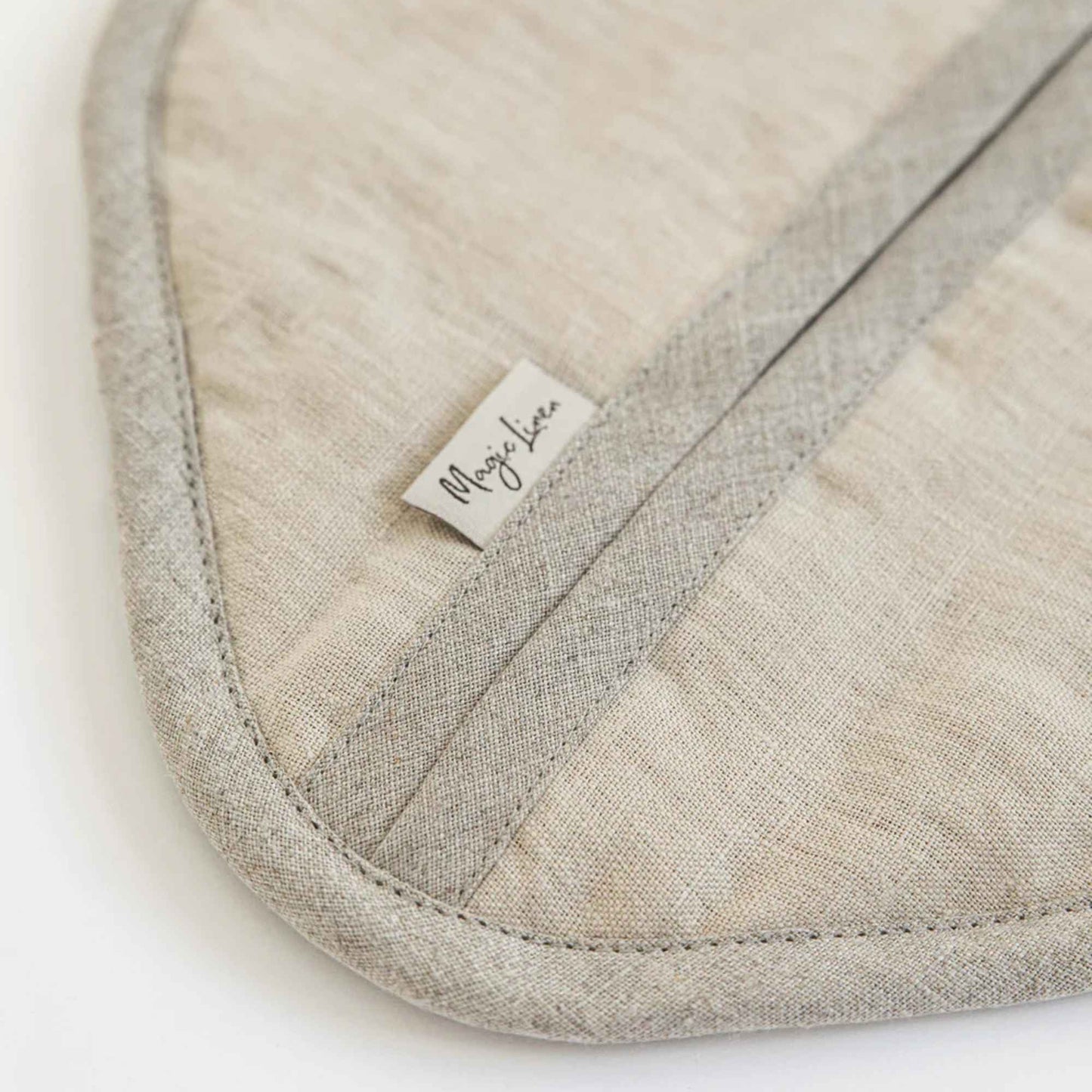 Nærbilde av baksiden på Magiclinen gryteklut i naturfarget lin, viser tydelig den fine linstrukturen og håndverkskvaliteten.