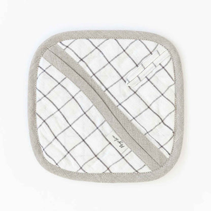 Bakside av gryteklut i lin fra MagicLinen med koksgrått rutemønster og quiltet polstring.