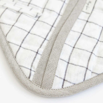 Detaljbilde av gryteklut i lin fra MagicLinen med koksgrått rutemønster og tekstilkant.