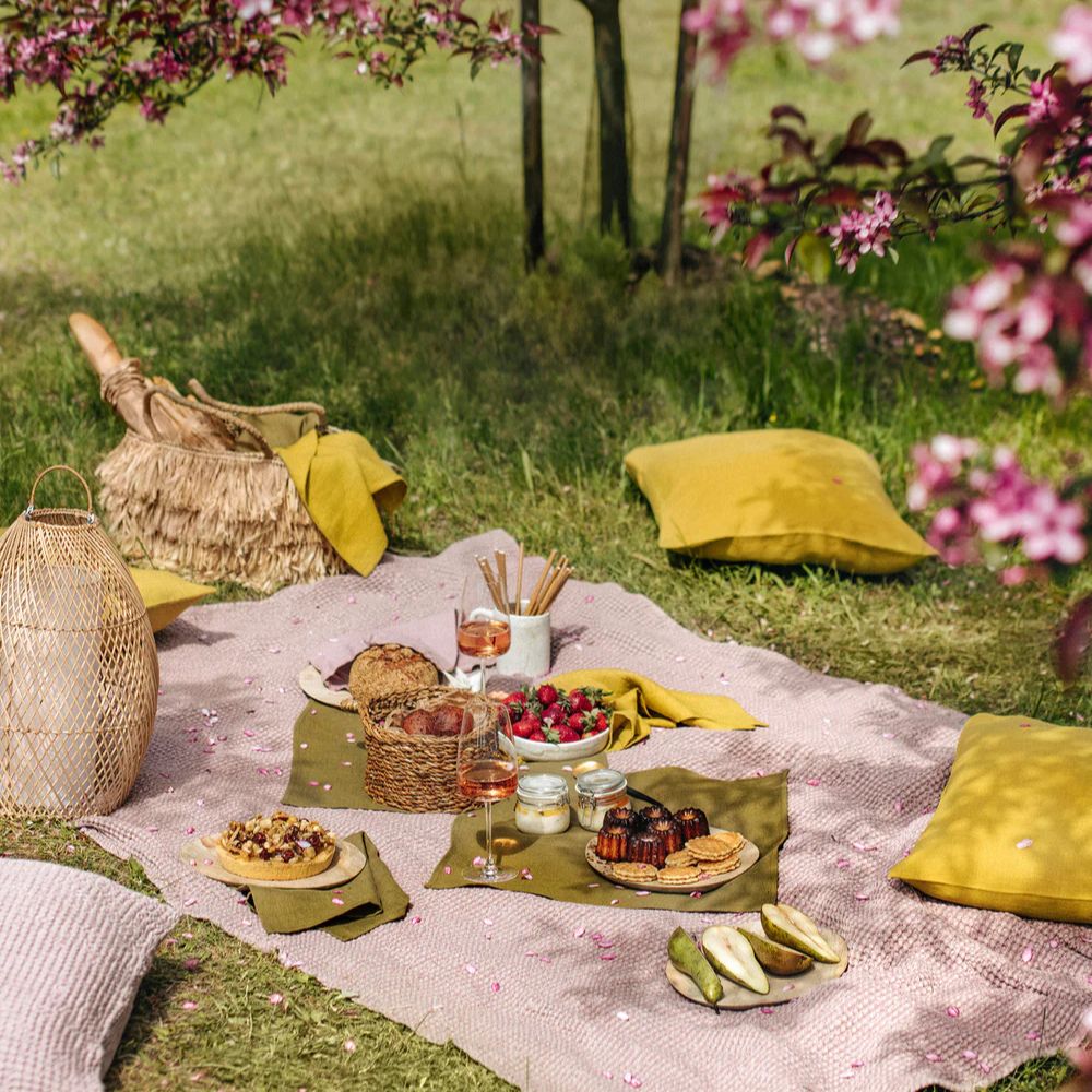 MagicLinen teppe i trygg hage uten sprøytegifter – naturlig og giftfri uteplass.