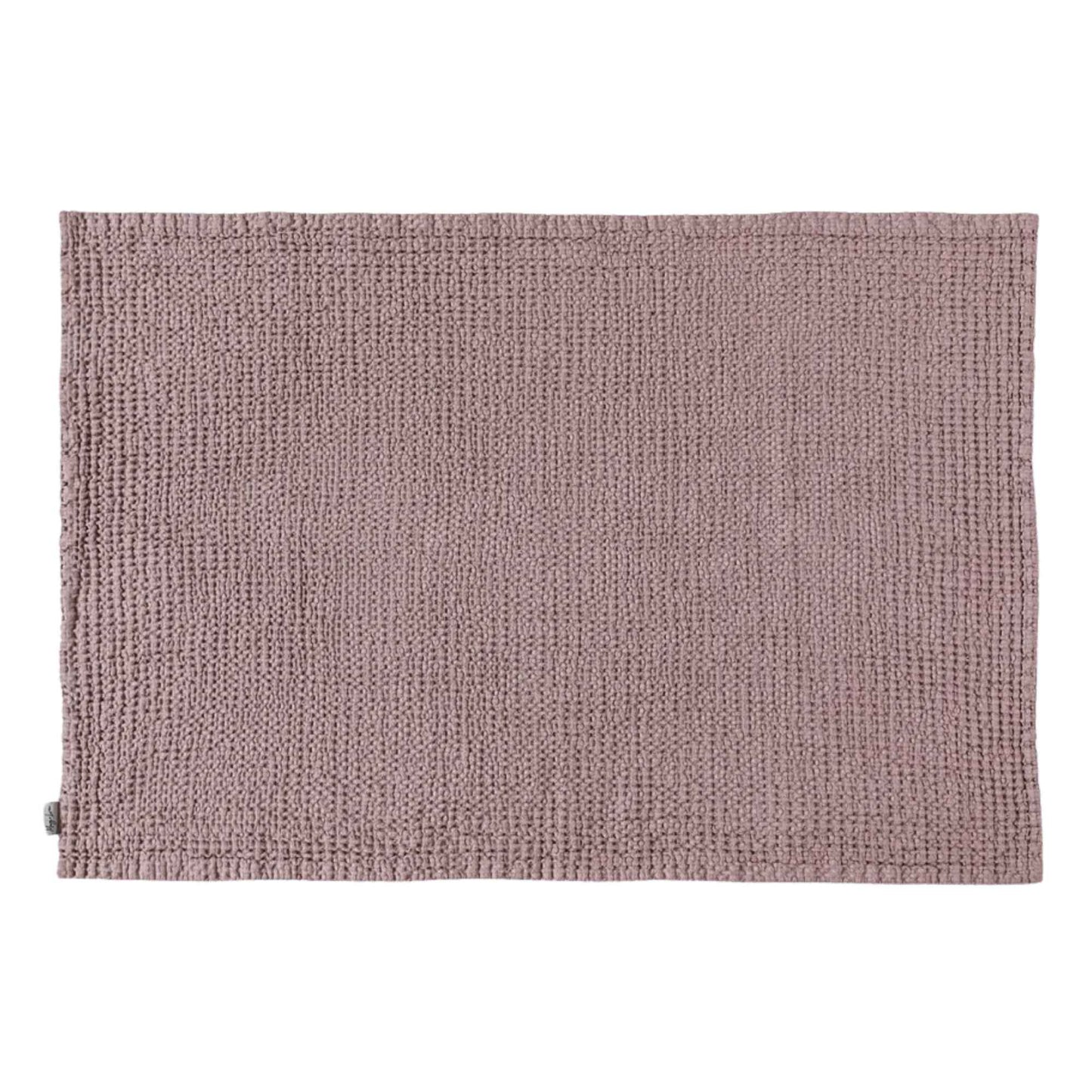 Waffle badematte i Woodrose fra MagicLinen laget i myk og absorberende linblanding med strukturert tekstur.