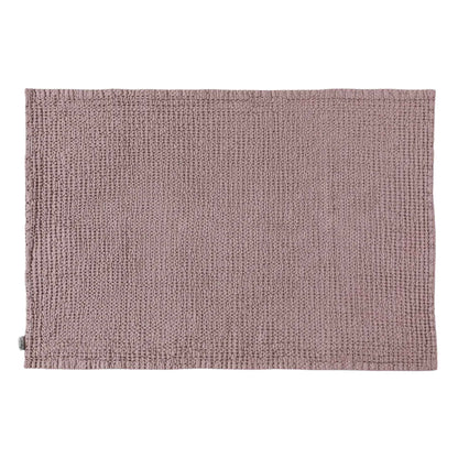 Waffle badematte i Woodrose fra MagicLinen laget i myk og absorberende linblanding med strukturert tekstur.