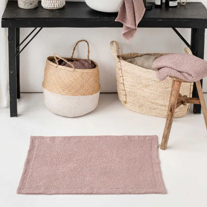 Waffle badematte i fargen Woodrose fra MagicLinen plassert på baderomsgulv, med myk og absorberende linstruktur som gir et varmt og naturlig uttrykk.