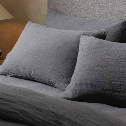 Putetrekk fra Mariana sengesett i økologisk bomull og lin i fargen Charcoal, viser myk struktur og naturlig tekstur