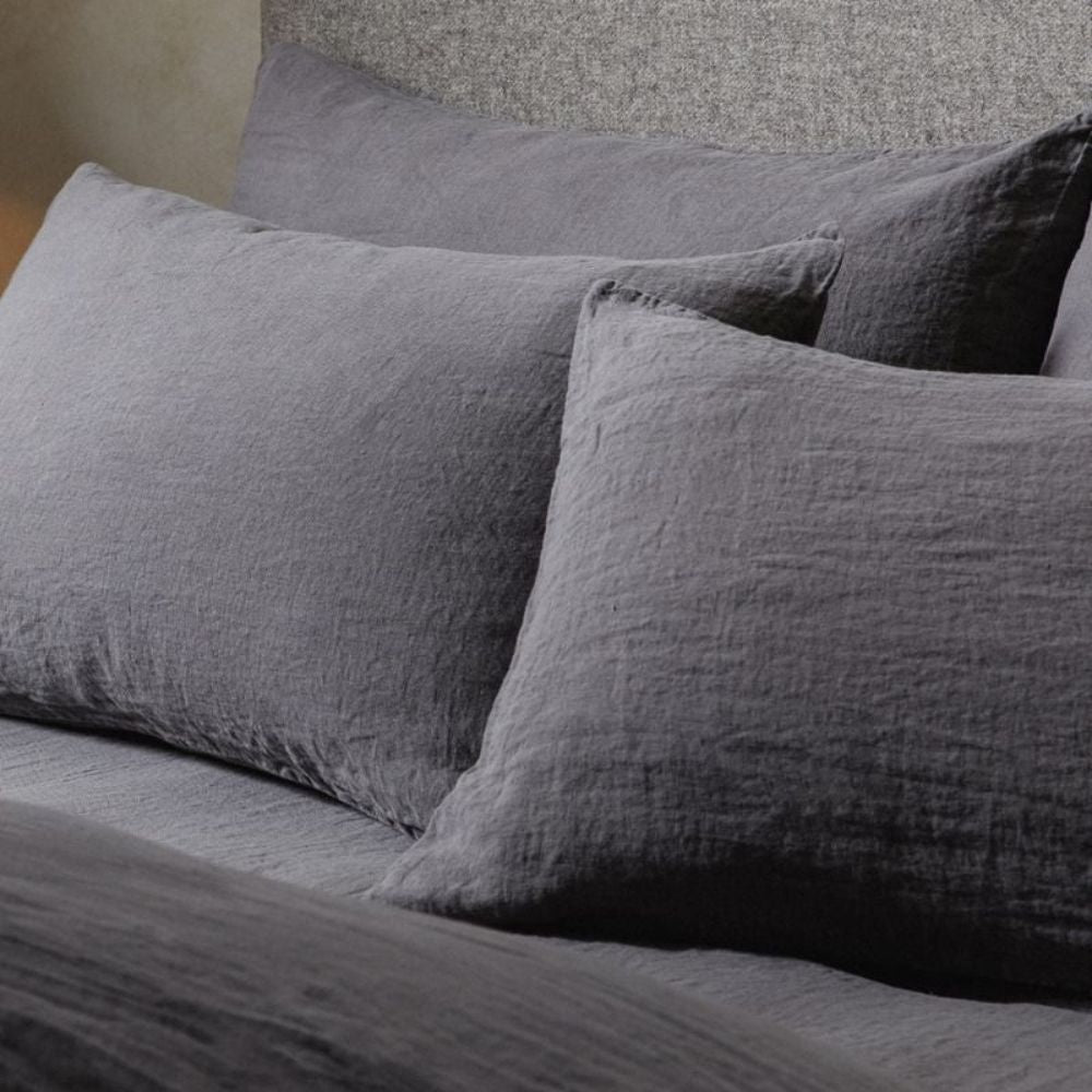 Mariana putetrekk i økologisk bomull og lin i fargen Charcoal – pustende, allergivennlig og naturlig sengetøy fra Woolroom