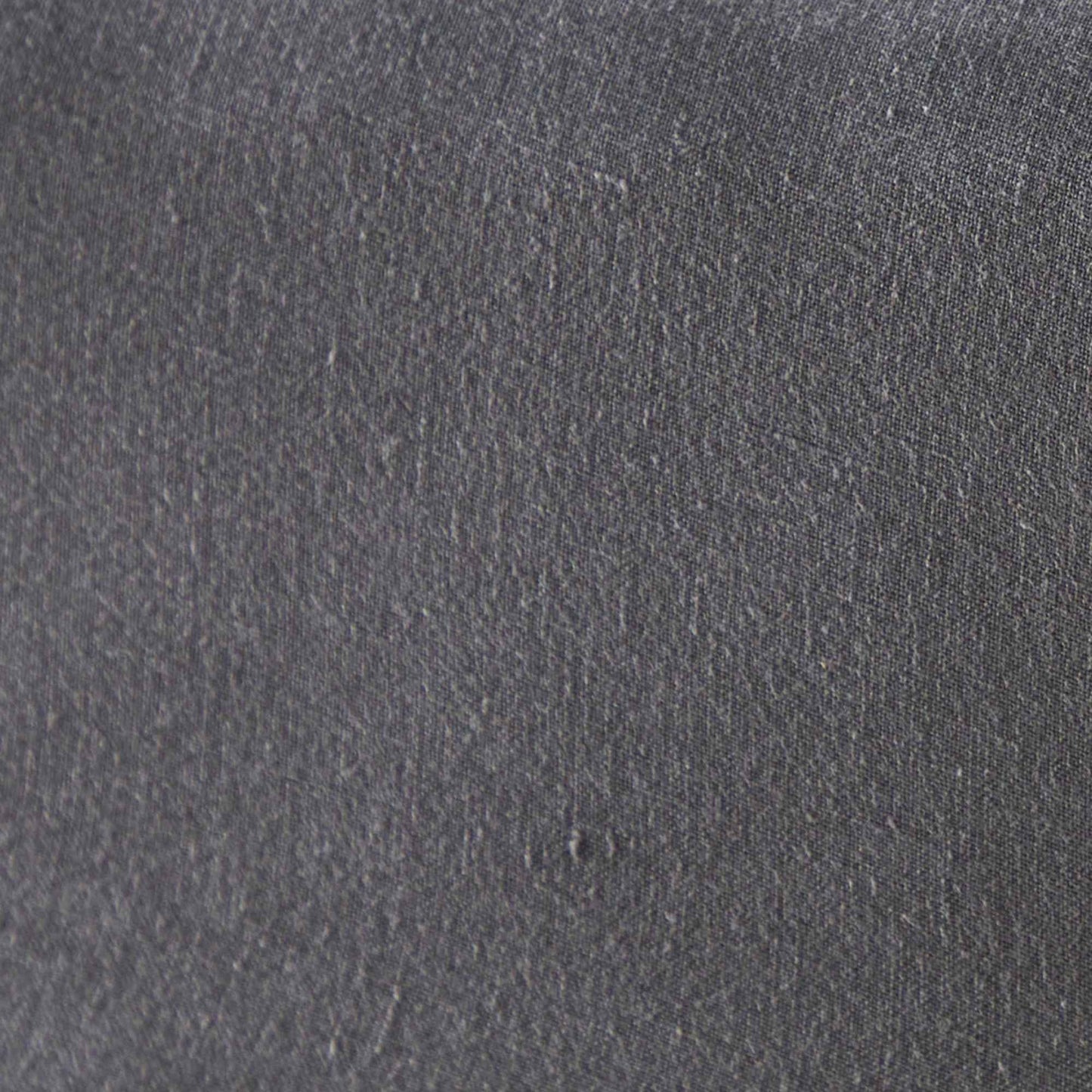 Nærbilde av stoffets naturlige tekstur i Mariana sengesett i økologisk bomull og lin i fargen Charcoal – viser den pustende, myke og bærekraftige kvaliteten