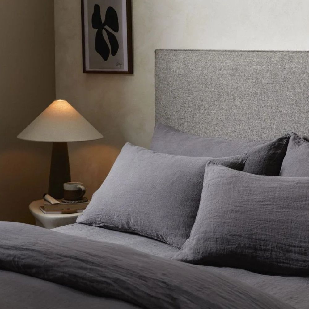 Mariana sengesett i økologisk bomull og lin i fargen Charcoal lagt på seng – naturlig, pustende og bærekraftig sengetøy for et sunnere hjem