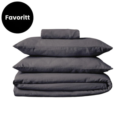 Mariana sengesett i økologisk bomull og lin i fargen Charcoal, brettet og stablet – naturlig, pustende og bærekraftig sengetøy fra Woolroom