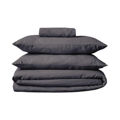 Mariana sengesett i økologisk bomull og lin i fargen Charcoal, brettet og stablet – naturlig, pustende og bærekraftig sengetøy fra Woolroom