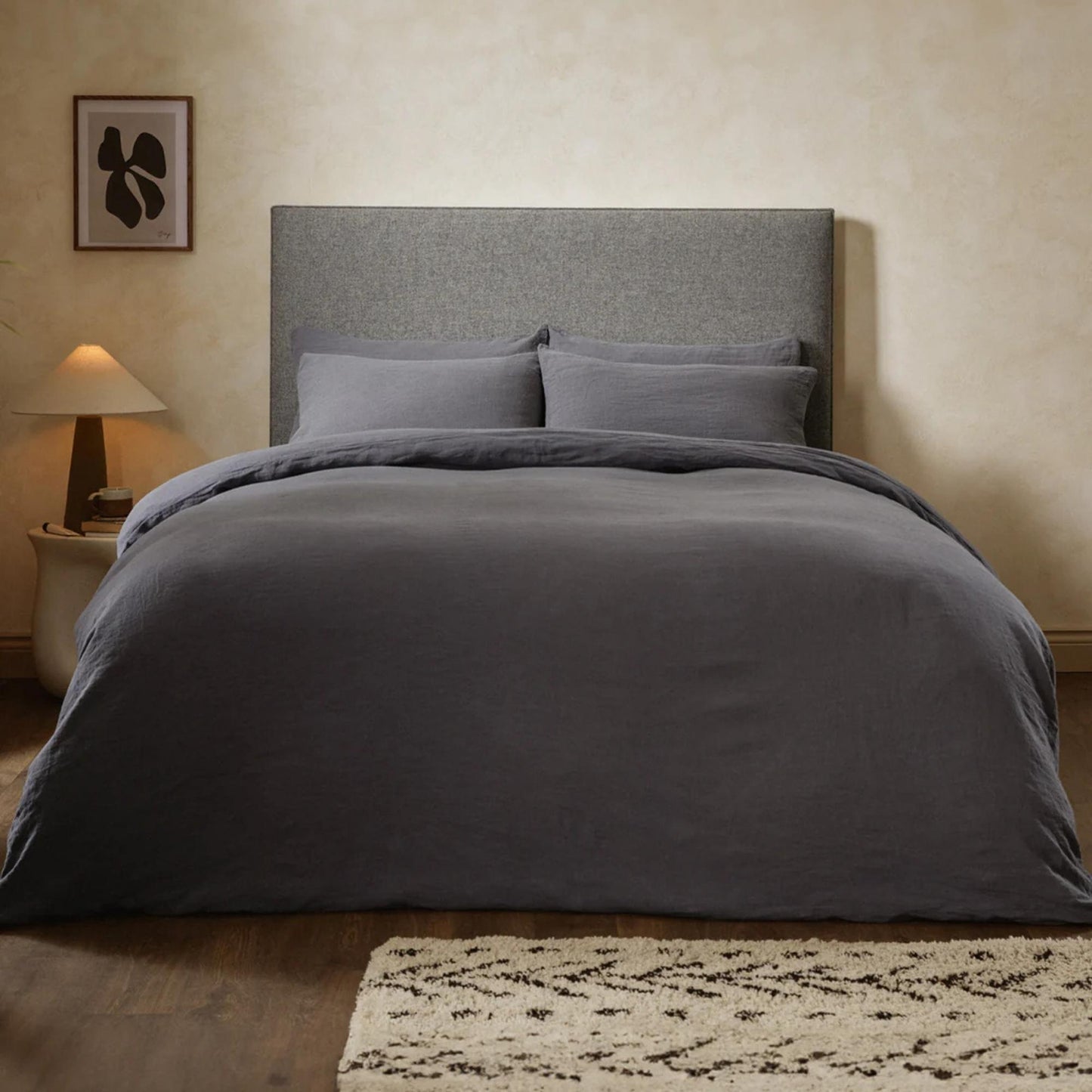 Mariana sengesett i økologisk bomull og lin i fargen Charcoal, stylet på seng – pustende, allergivennlig og naturlig sengetøy fra Woolroom for et sunnere soverom