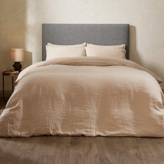 Mariana sengesett i lin og økologisk bomull gir et naturlig, pustende sovemiljø med rolig og tidløst uttrykk