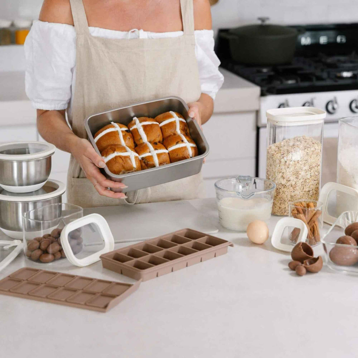 Matbeholder i rustfritt stål fra Seed & Sprout brukt til baking i ovn.