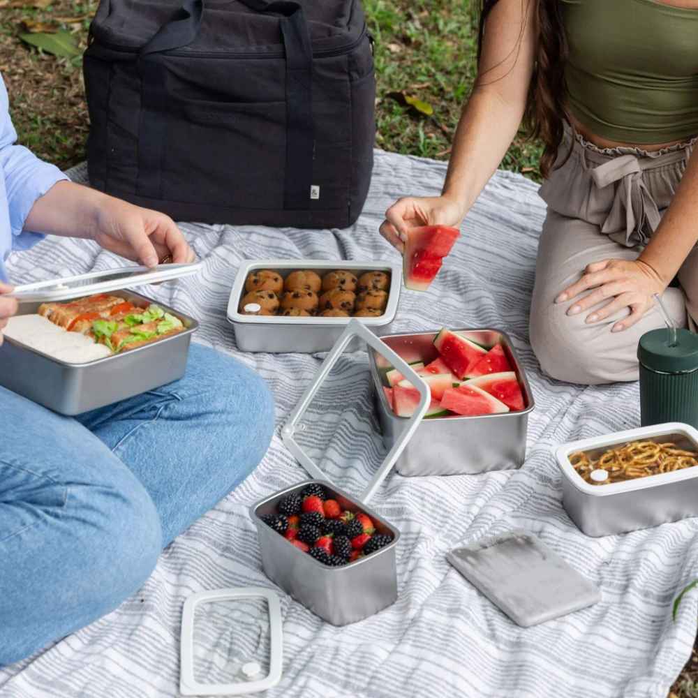 Matbeholdere i rustfritt stål med glasslokk brukt til matpakke og piknik.