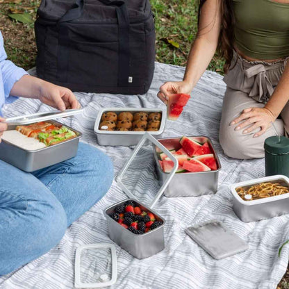 Matbeholdere i rustfritt stål med glasslokk brukt til matpakke og piknik.