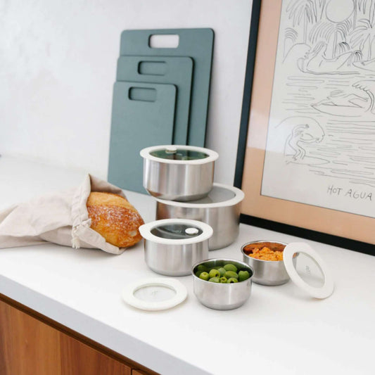 Matbokser i rustfritt stål med glasslokk brukt til plastfri matoppbevaring på kjøkkenet