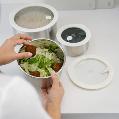 Matbokser i rustfritt stål med glasslokk brukt til oppbevaring av salat og rester. Et varig alternativ til plastbokser for matoppbevaring i kjøleskap og fryser.