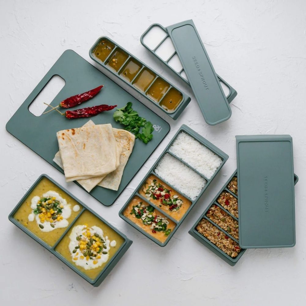 Meal prep med flere silikon fryseformer fylt med supper, sauser og ris. LFGB platinumsilikon.