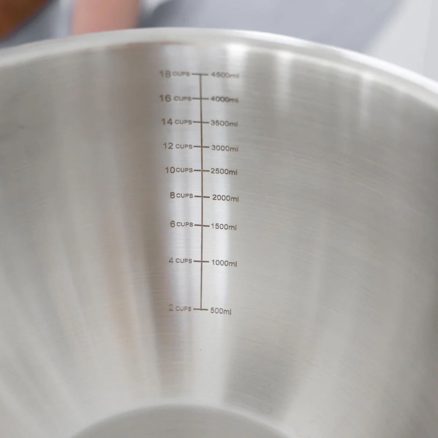 Miksebolle i rustfritt stål med tydelige målemarkeringer på innsiden fra 500 ml til 4500 ml – praktisk og nøyaktig for matlaging uten plast.