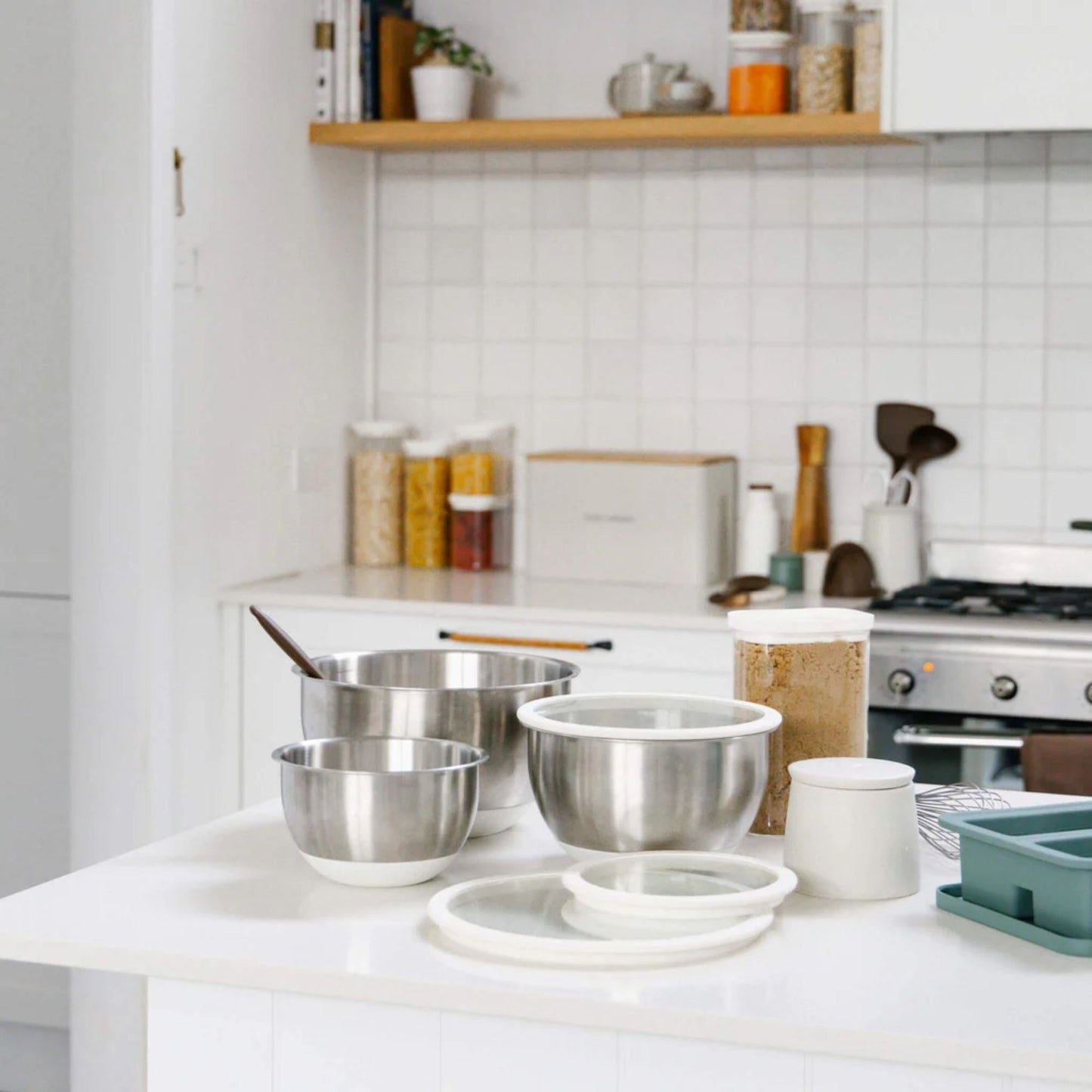 Tre mikseboller i rustfritt stål med glasslokk fra Seed & Sprout på et naturlig, plastfritt kjøkken – funksjonelt og estetisk design for et sunnere hjem.