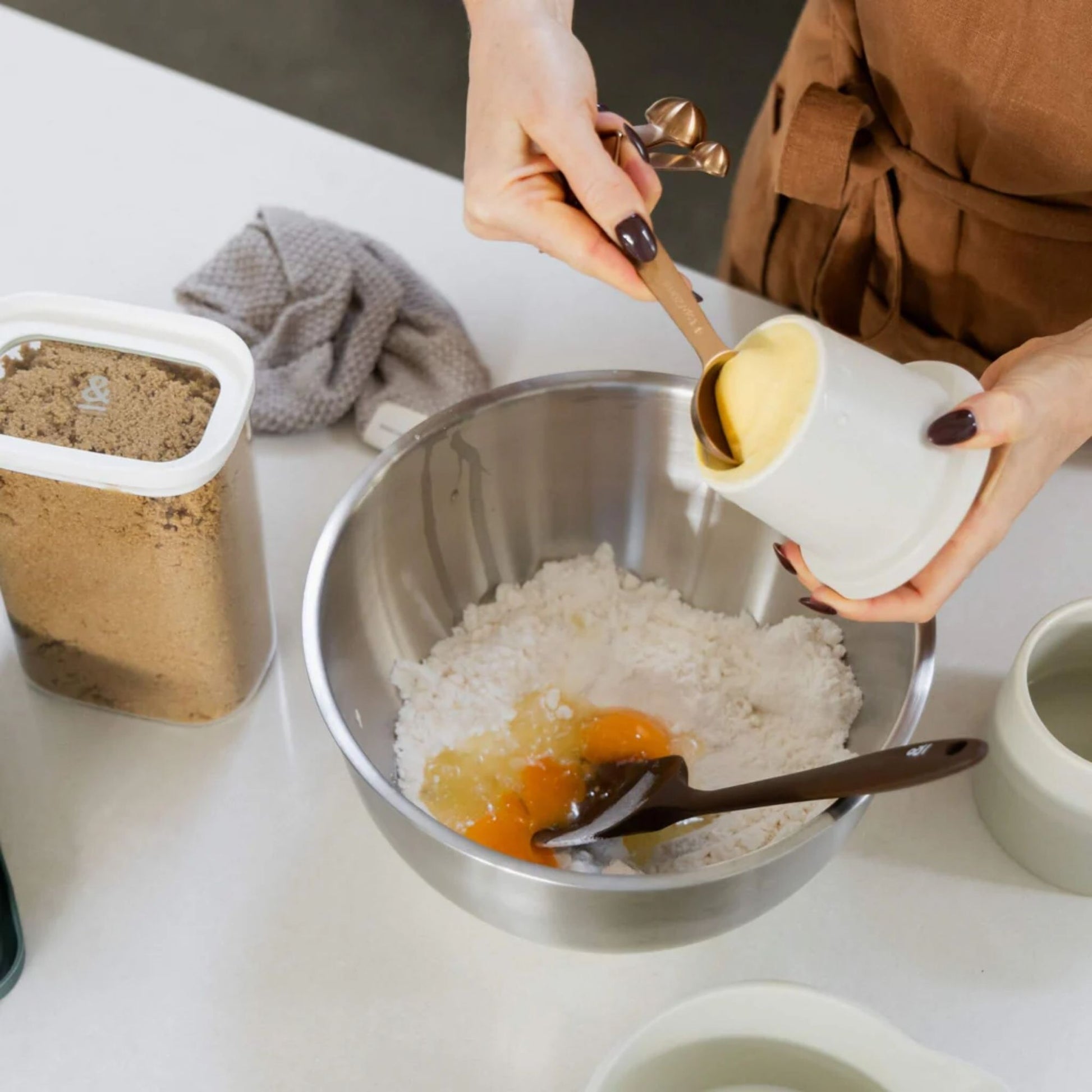 Mikseboller i rustfritt stål med glasslokk fra Seed & Sprout på kjøkkenbenk i naturlig lys – et plastfritt og varig valg for et bevisst og estetisk kjøkken.