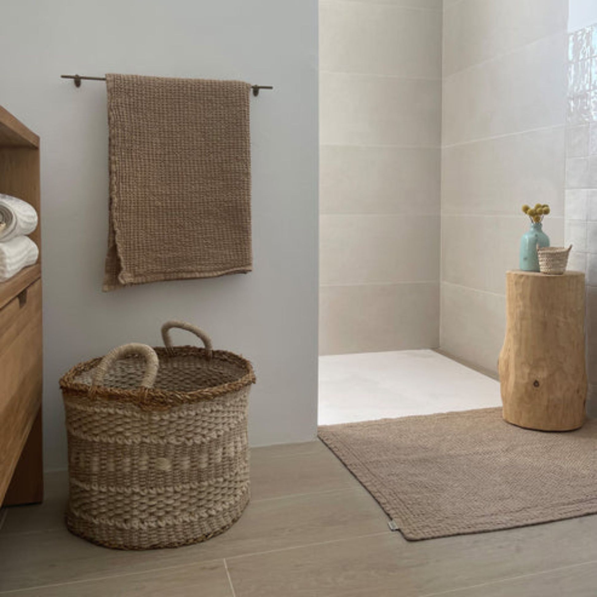 Miljøvennlig badematte i naturlig beige lin med vaffelstruktur – en tidløs og funksjonell detalj til badet.
