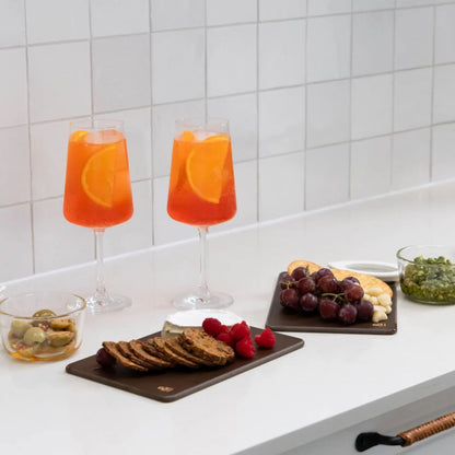 Mini Wood Fibre skjærefjøler i fargen Nutmeg brukt til servering av snacks og drikke på kjøkkenbenk.