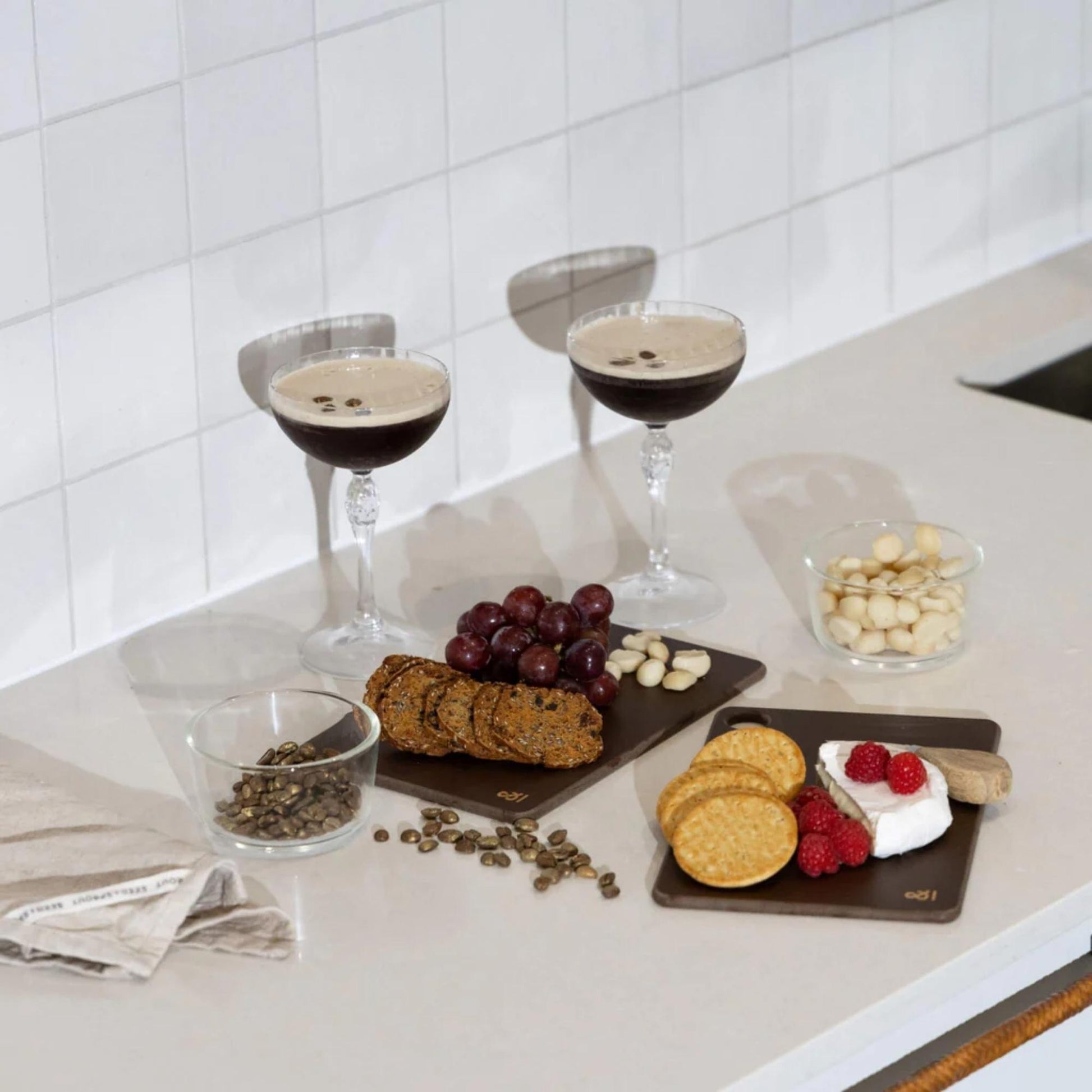 Mini Wood Fibre skjærefjøler i fargen Nutmeg brukt til servering av kaffe, kjeks, bær og snacks på kjøkkenbenk.