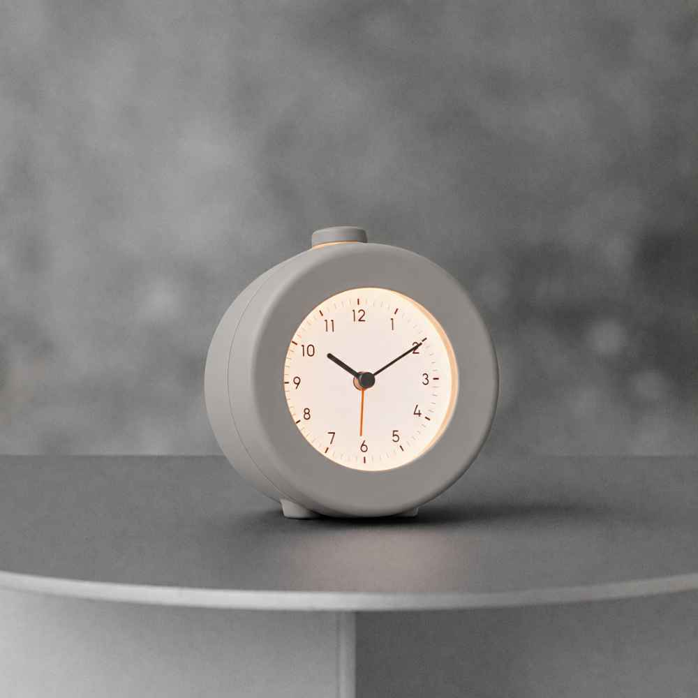 Mudita Bell 2 vekkerklokke i Pebble Grey med varm, opplyst urskive.