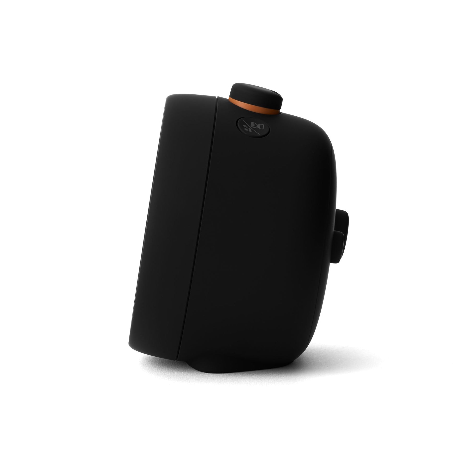 Sideprofil av Mudita Bell alarm klokke i fargen charcoal med minimalistisk design
