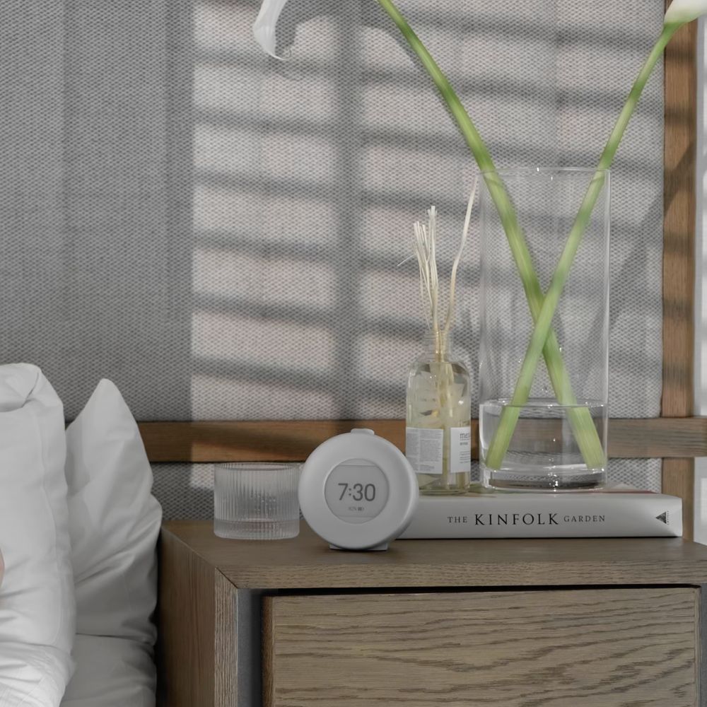 Lysegrå Mudita Harmony 2 soloppgangsvekkerklokke med E Ink-skjerm på nattbordet