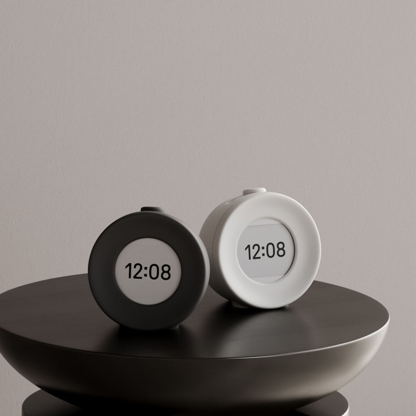 Mudita Harmony vekkerklokker i Charcoal og Pebble Grey med øyevennlige E Ink-skjermer – et blendingsfritt og papirliknende display som viser tid uten blått lys.