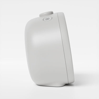 Mudita Harmony Pebble Grey vekkerklokke sett fra siden, som viser det stilrene og minimalistiske designet.