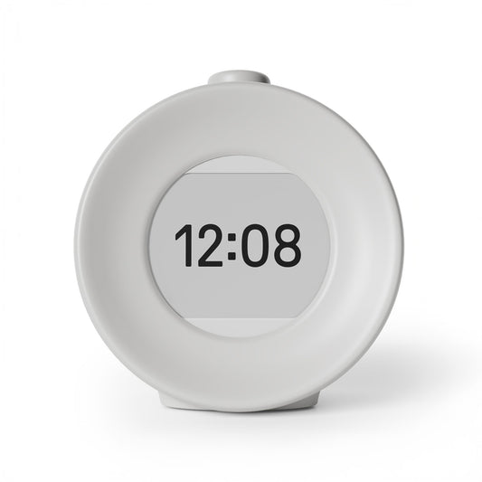 Mudita Pebble Grey vekkerklokke forfra med tydelig øyevennlig E Ink-skjerm som viser tid og alarmfunksjon.