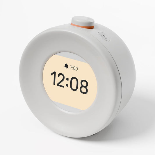 Mudita Harmony Pebble Grey vekkerklokke forfra med varmt soloppganglys som gir en myk og behagelig start på dagen.