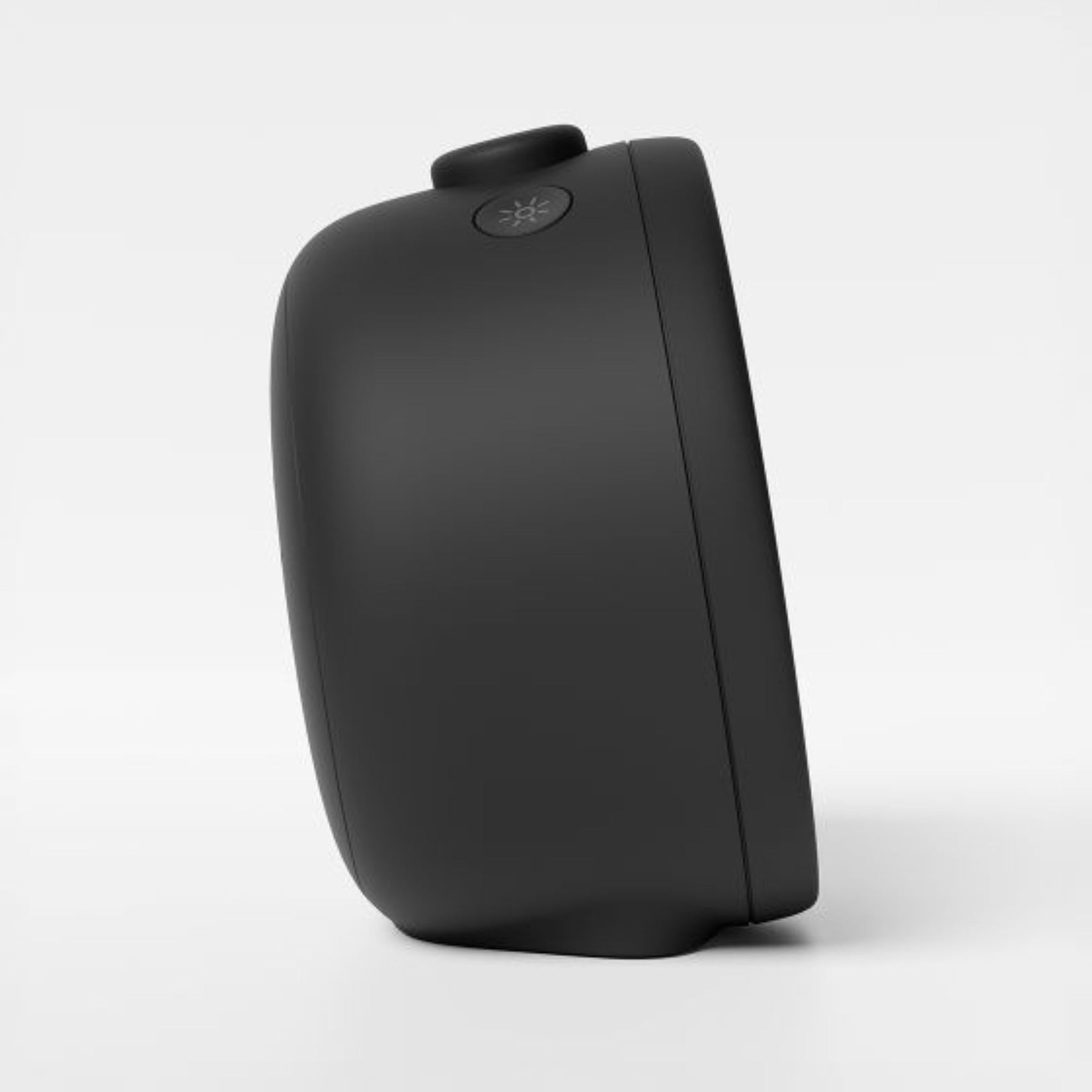Mudita Harmony digital vekkerklokke i Charcoal sett fra siden – minimalistisk design uten skjermforstyrrelser, perfekt for et mobilfritt soverom.