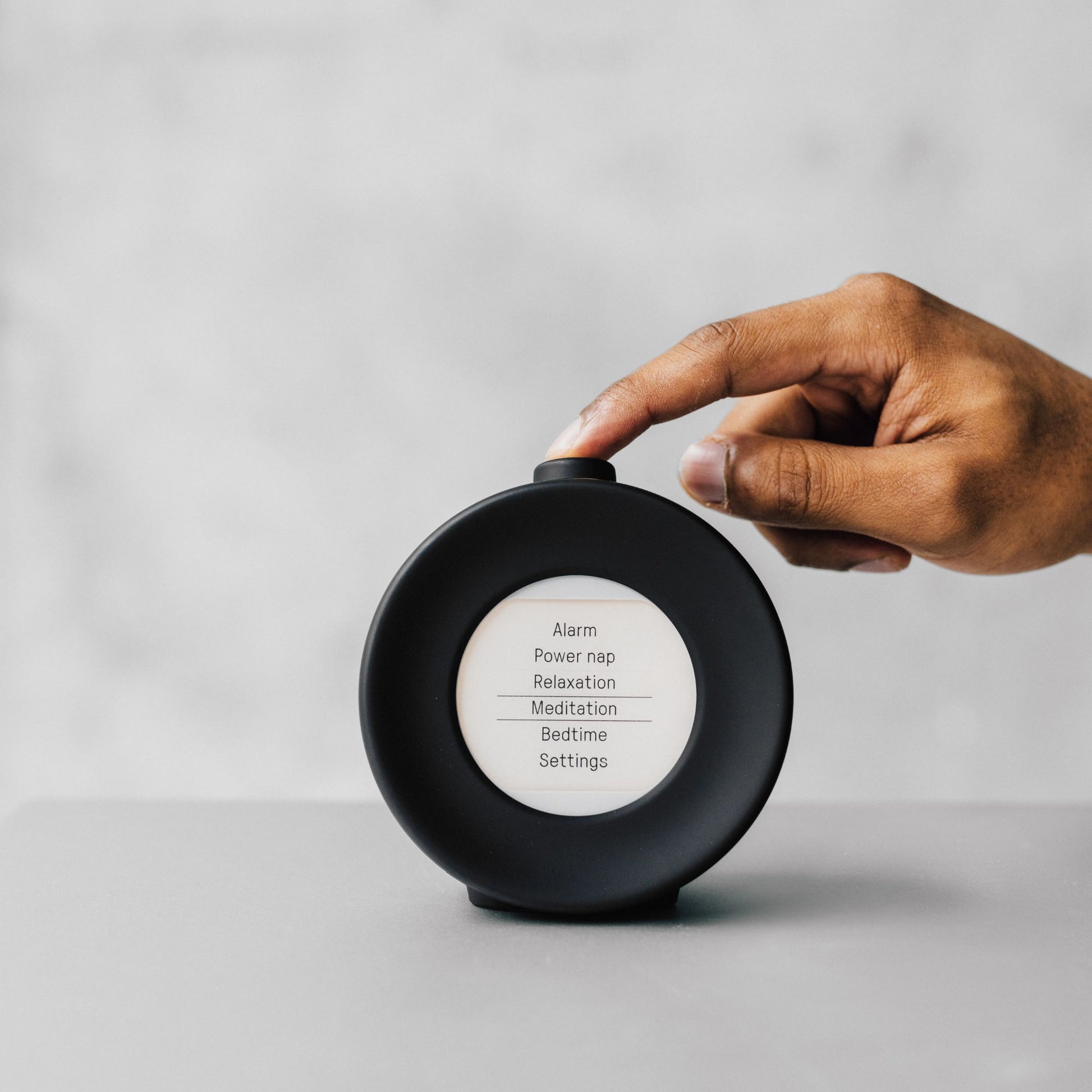 Mudita Harmony vekkerklokke med aktivert meditasjonstimer – viser minimalistisk display med rolig nedtelling for mindful pauser.