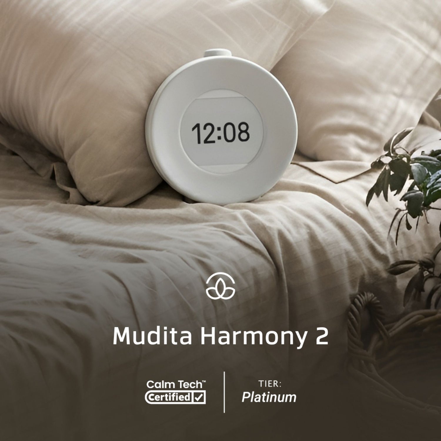 Mudita Harmony 2 vekkerklokke med E Ink-skjerm vist sammen med Platinum Calm Technology-sertifiseringen, i et rolig og skjermfritt soveromsmiljø.