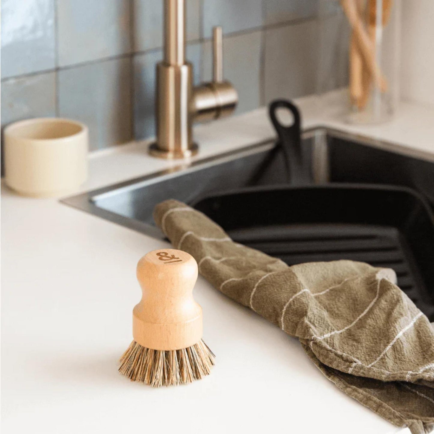 Myk gryteskrubb i plantefiber fra Seed & Sprout brukes ved oppvask på kjøkkenet. Skånsom mot overflater og helt fri for plast og kjemikalier.