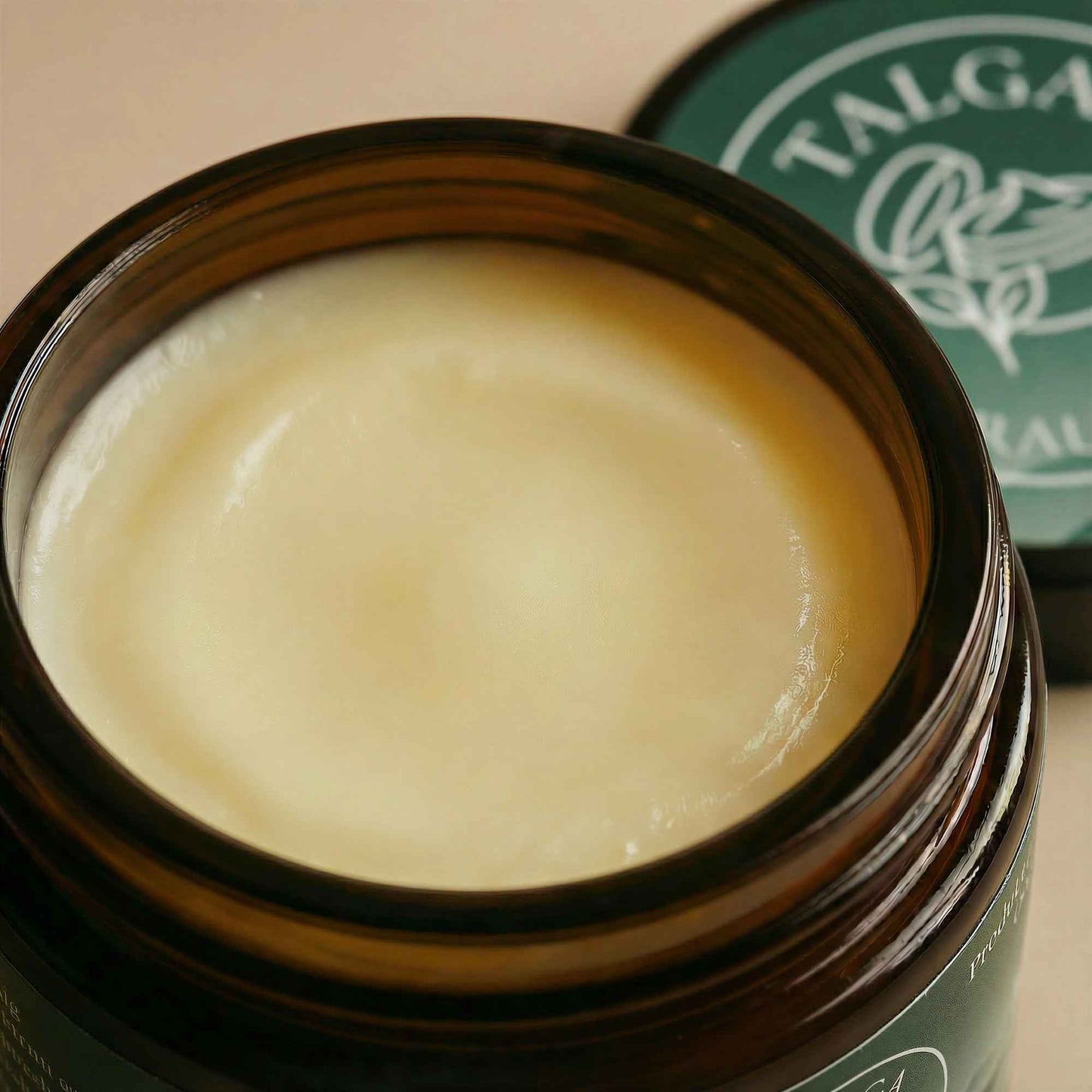 Nærbilde av Talga Rich Body Butter med kremet og pisket tekstur. Naturlig kroppssmør laget med gressforet norsk talg, uten syntetisk parfyme og med nærende ingredienser for tørr og sensitiv hud.